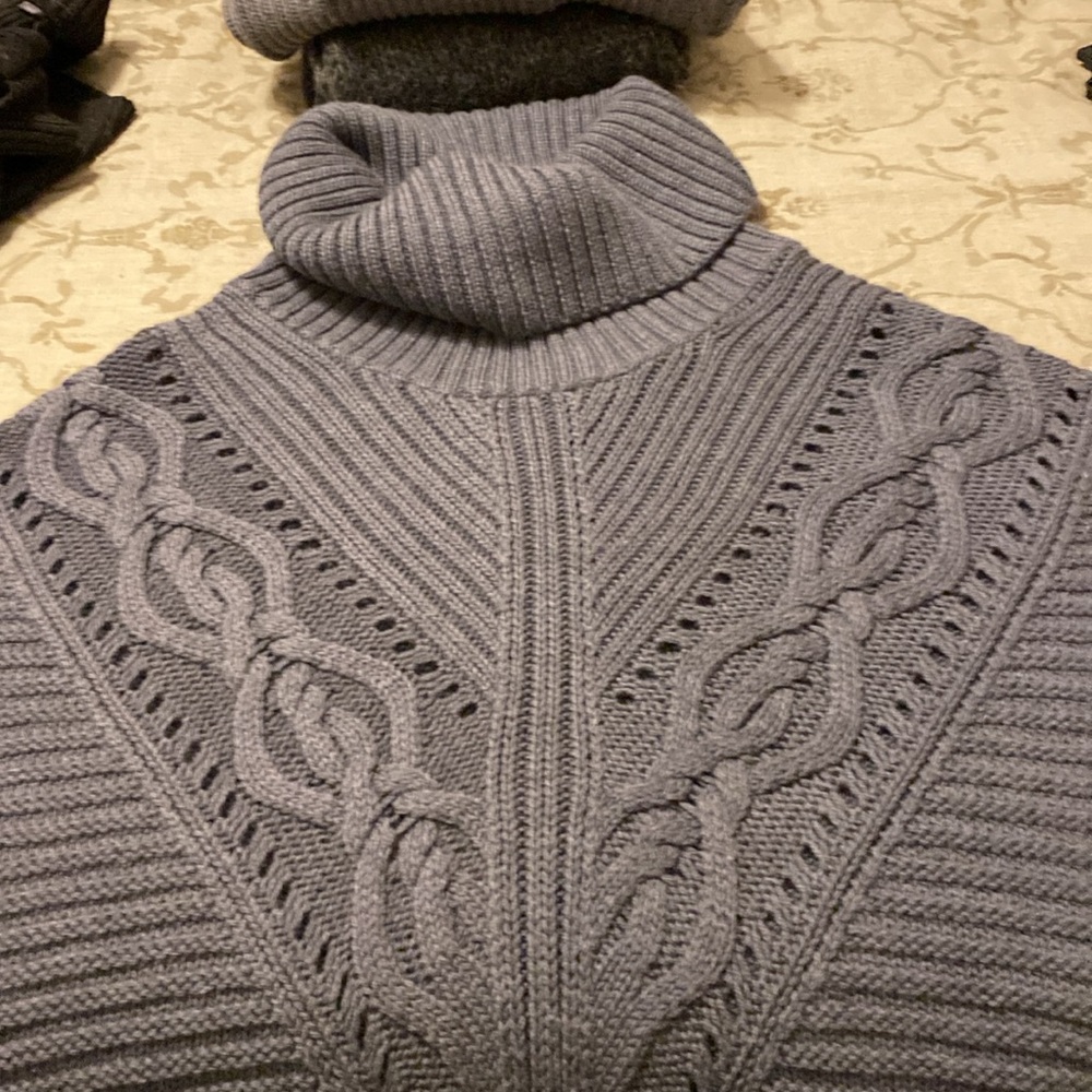 Trina Turk gray turtleneck corded sleeveless sweater, merino wool L - Picture 2 of 4